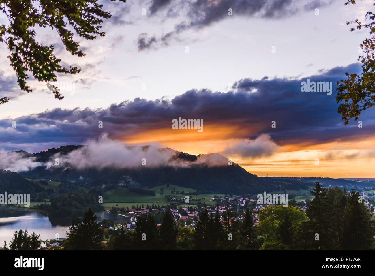 Sonnenuntergang nach dem Regen am Schliersee, Bayerische Alpen Stockfoto
