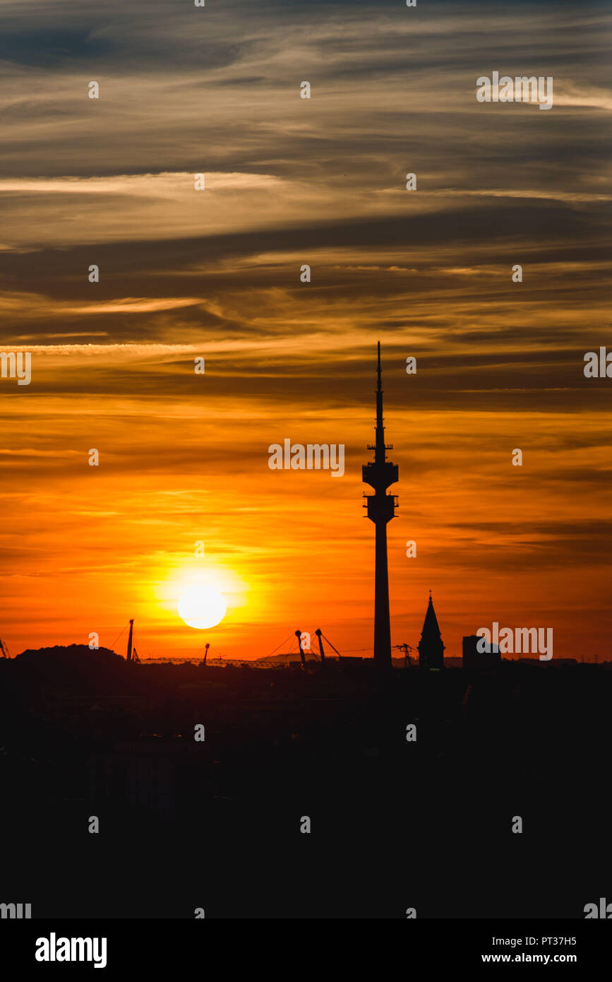 Sonnenuntergang über München und die Silhouette der Olympic Tower Stockfoto