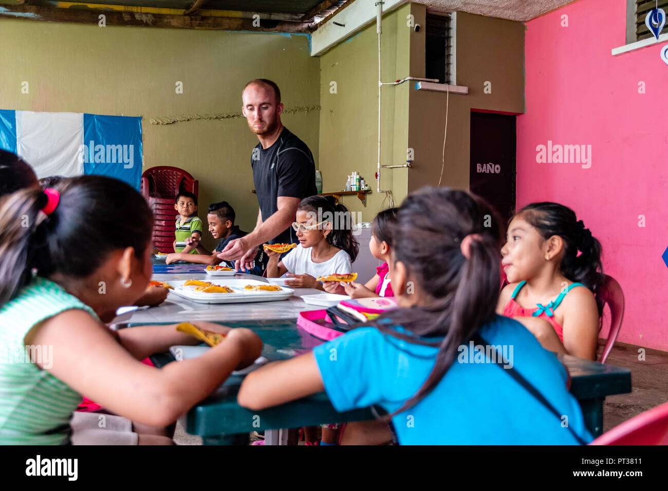 Guatemaltekischen Kinder Essen Stockfoto