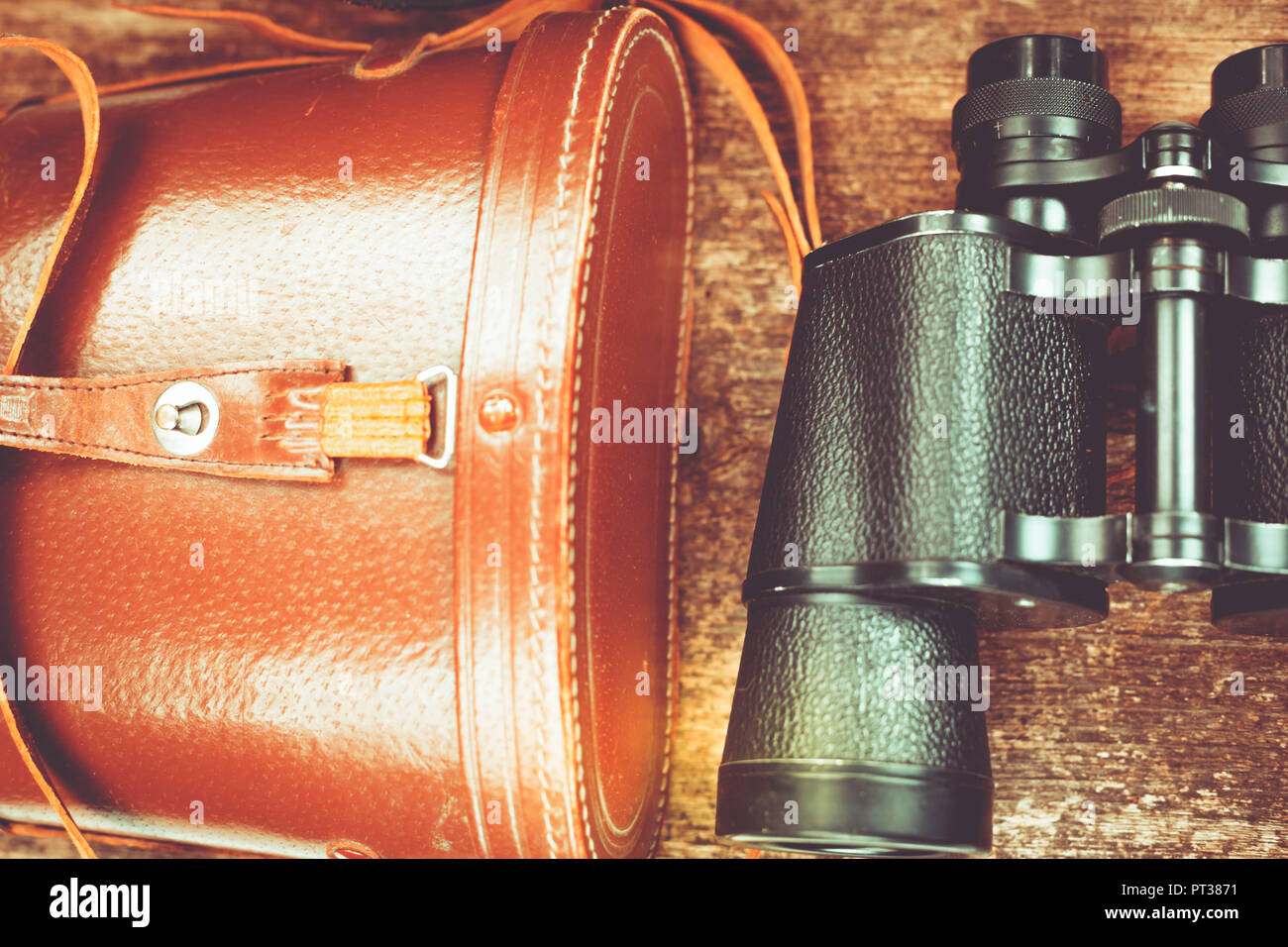 Fernglas und alte Leder Tasche lag auf einem Tisch Stockfoto