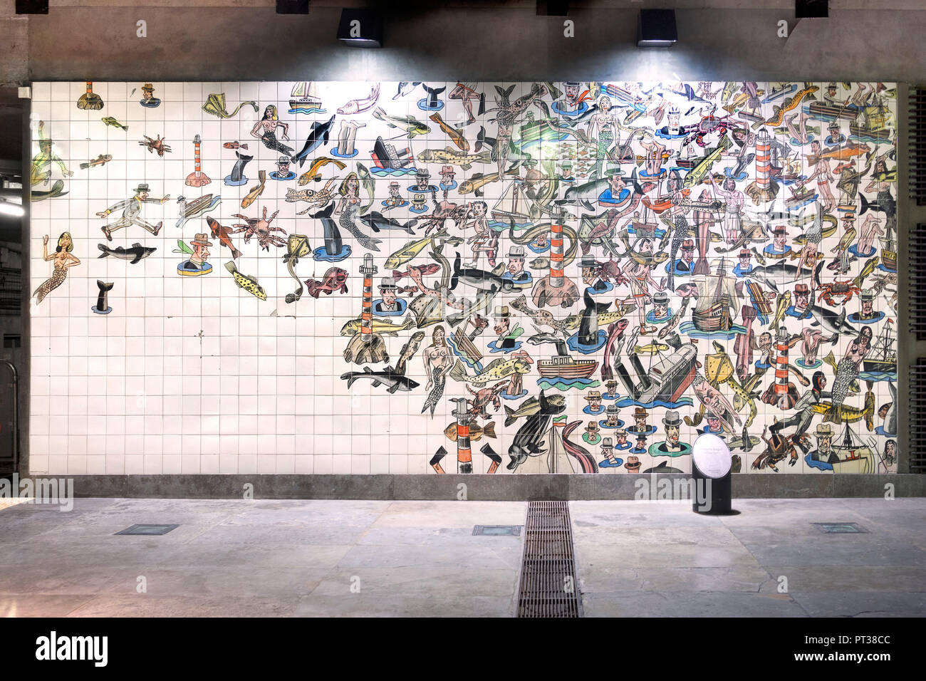 Portugal, Lissabon, Estação do Oriente, künstlerisch gestalteten Wandfliese Bilder in der U-Bahn Stockfoto