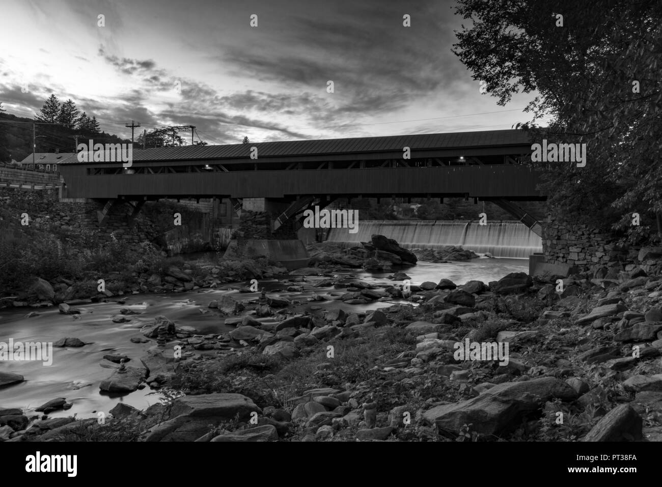 Schwarz-weiß Foto der eine überdachte Brücke in Woodstock, Vermont Stockfoto