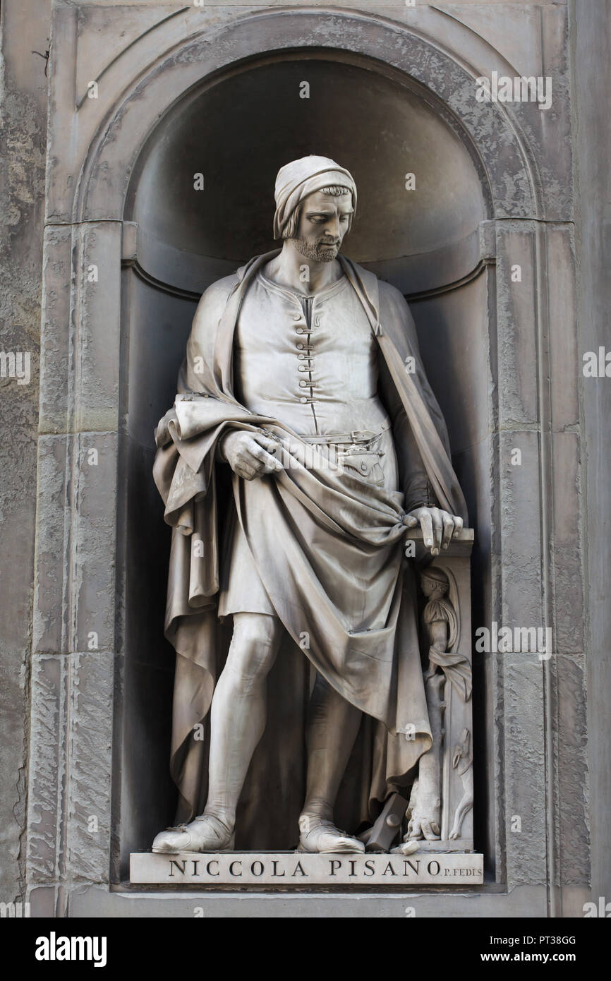 Italienische Frührenaissance Bildhauer Nicola Pisano. Marmorstatue von italienischen Bildhauer Pio Fedi an der Fassade der Uffizien (Galleria degli Uffizi) in Florenz, Toskana, Italien. Stockfoto