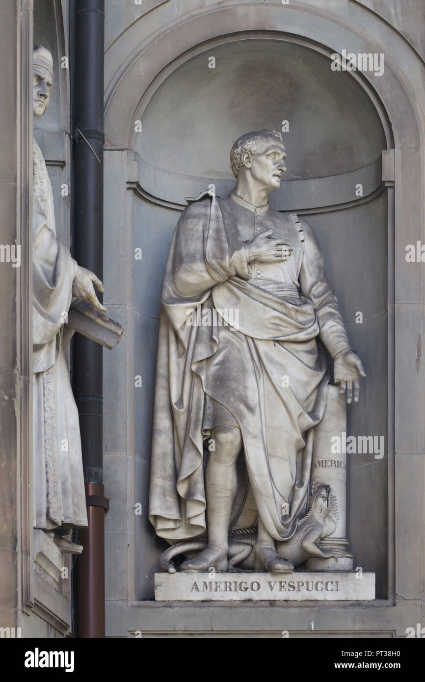 Italienische Explorer und Kartographen Amerigo Vespucci. Marmorstatue von italienischen Bildhauer Gaetano Grazzini auf der Fassade der Uffizien (Galleria degli Uffizi) in Florenz, Toskana, Italien. Stockfoto