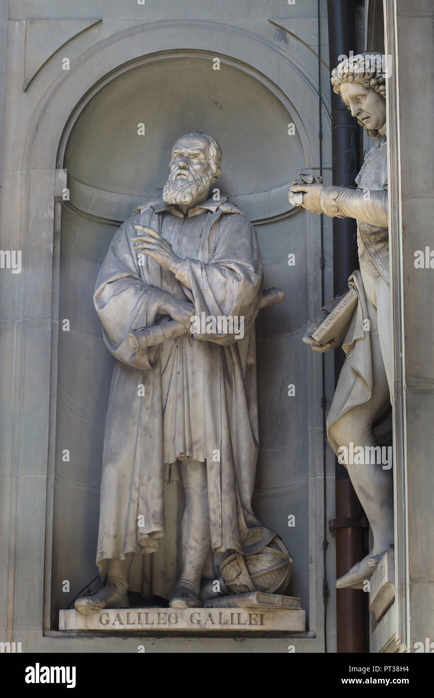 Italienische Astronom und Physiker Galileo Galilei. Marmorstatue von italienischen Bildhauer Aristodemo Costoli auf der Fassade der Uffizien (Galleria degli Uffizi) in Florenz, Toskana, Italien. Stockfoto