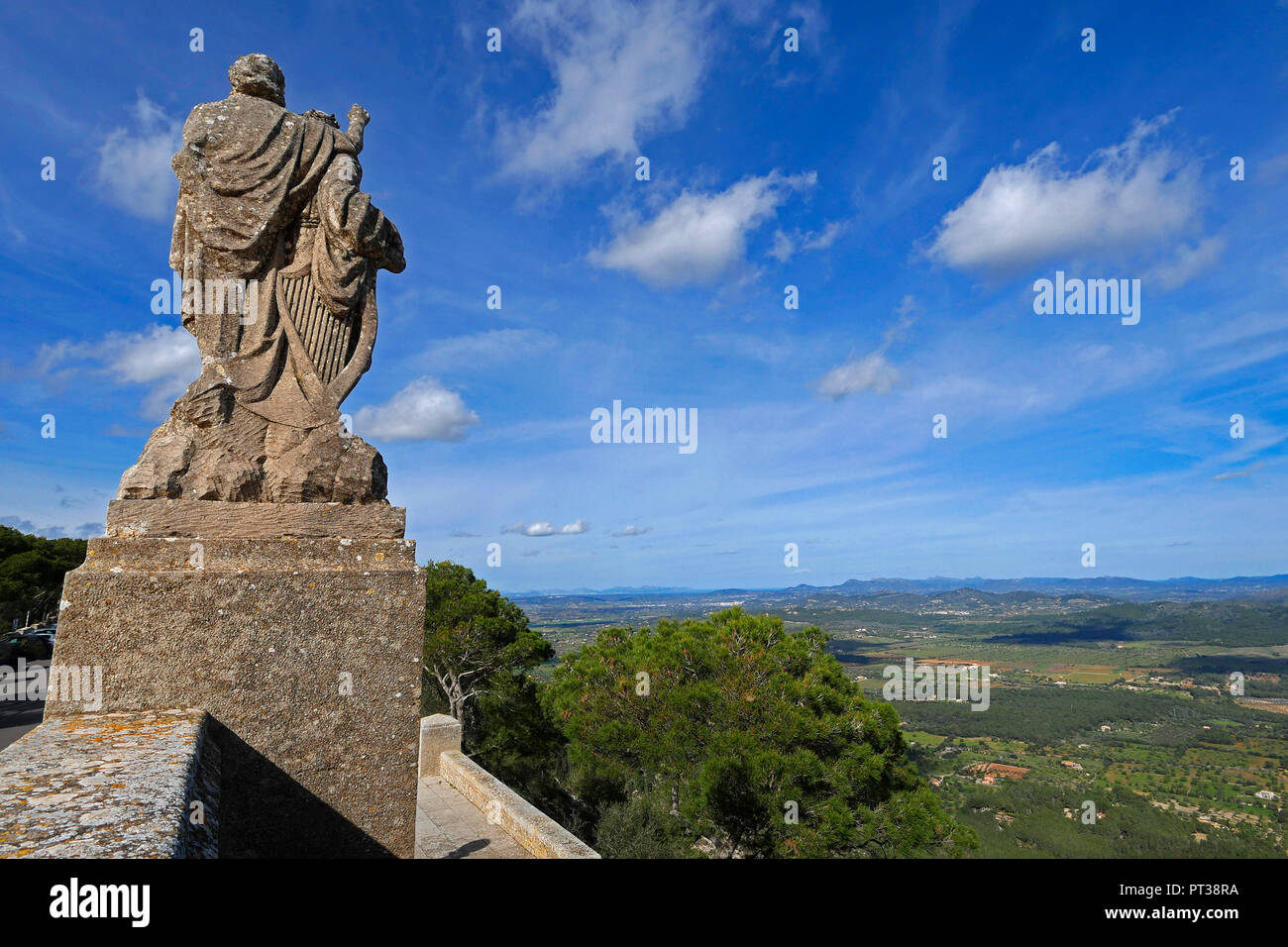Mönche Statue vor Santuario San Salvador auf dem Puig de Sant Salvador in Felanitx, Mallorca, Baleares, Spanien Stockfoto