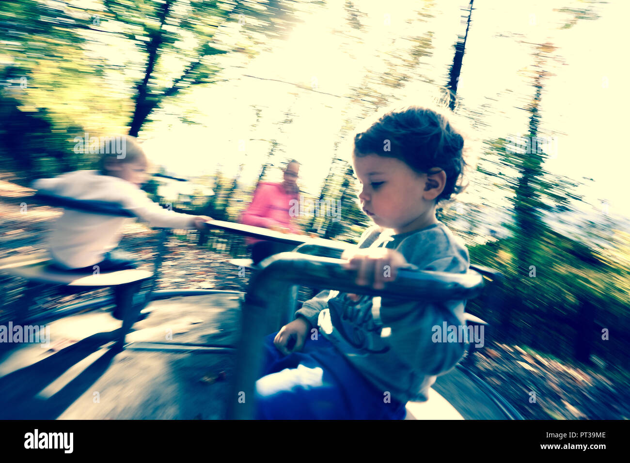 Spielplatz, Kinder auf dem Spielplatz Kreisverkehr, verschwommene Bewegung Stockfoto