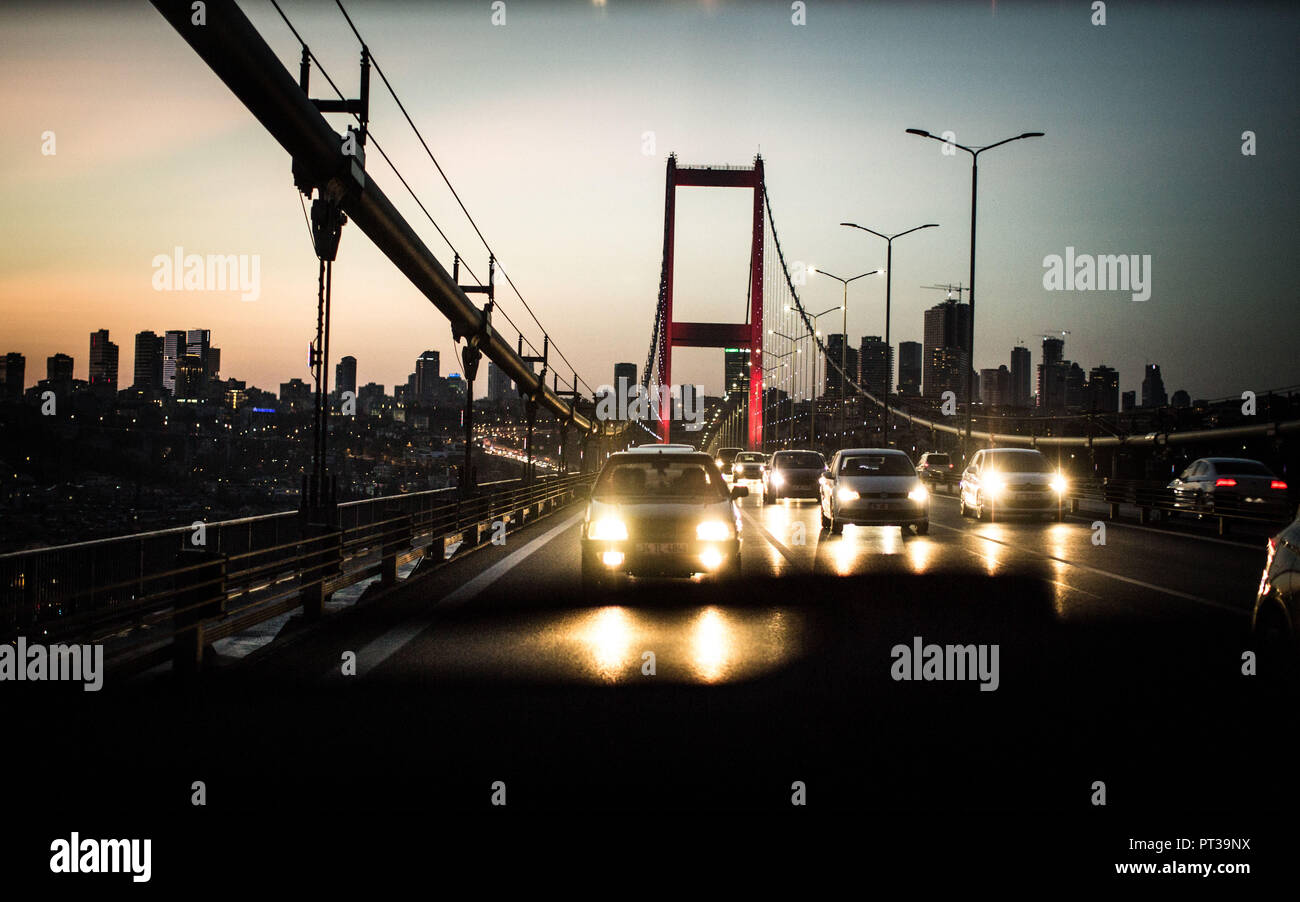 Bosporus Brücke, Istanbul, Türkei, Dämmerung, Auto und Verkehr Stockfoto