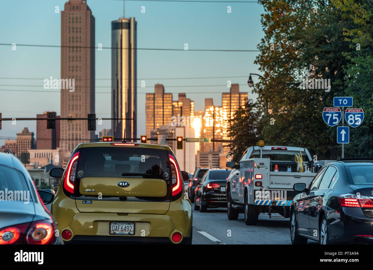 Morgendlichen Berufsverkehr Pendler in Richtung Downtown Atlanta, Georgia und die I-75/I-85 Downtown Stecker. (USA) Stockfoto