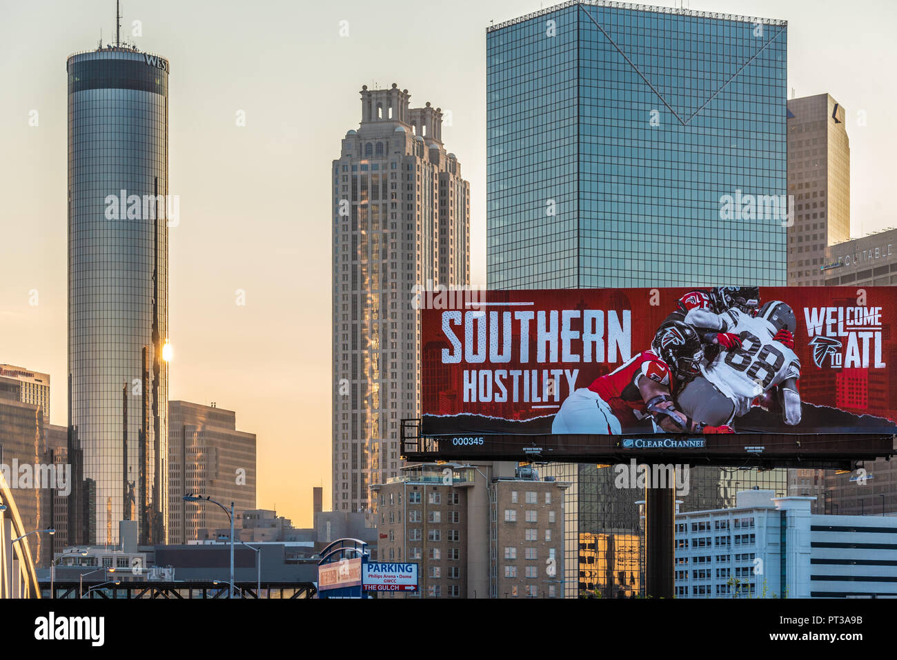 Blick auf die Innenstadt von Atlanta, Georgia bei Sonnenaufgang von Mercedes-Benz Stadium, Heimstadion der NFL Atlanta Falcons und Gastgeber des Super Bowl LIII. (USA) Stockfoto