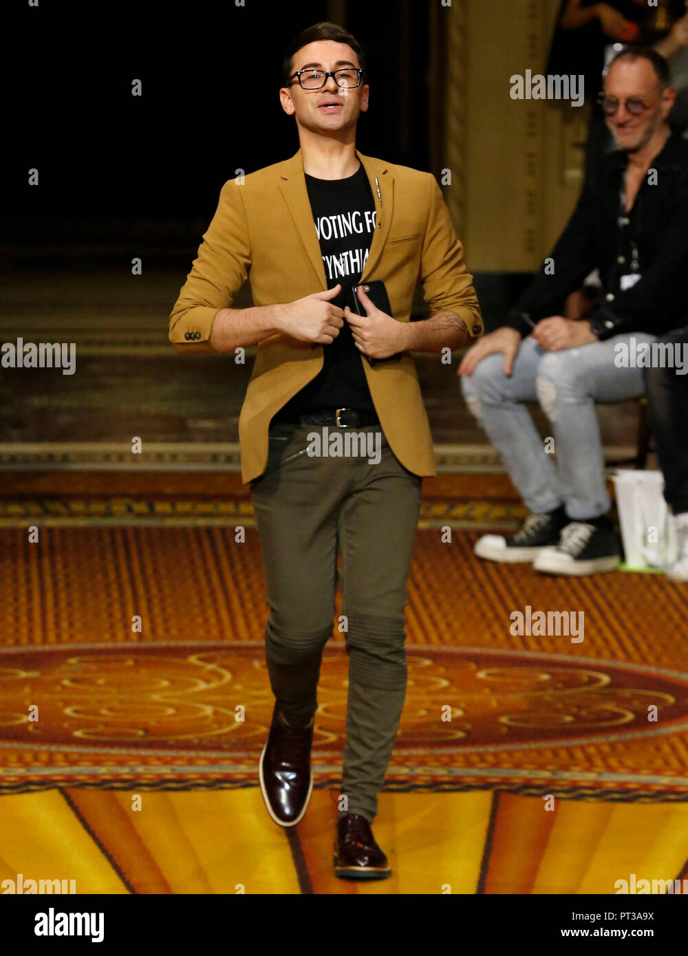 NEW YORK, NY-September 08, 2018: Designer Christian Siriano geht der Start- und Landebahn an der Christlichen Siriano Frühling Sommer 2019 fashion show während der New Yor Stockfoto