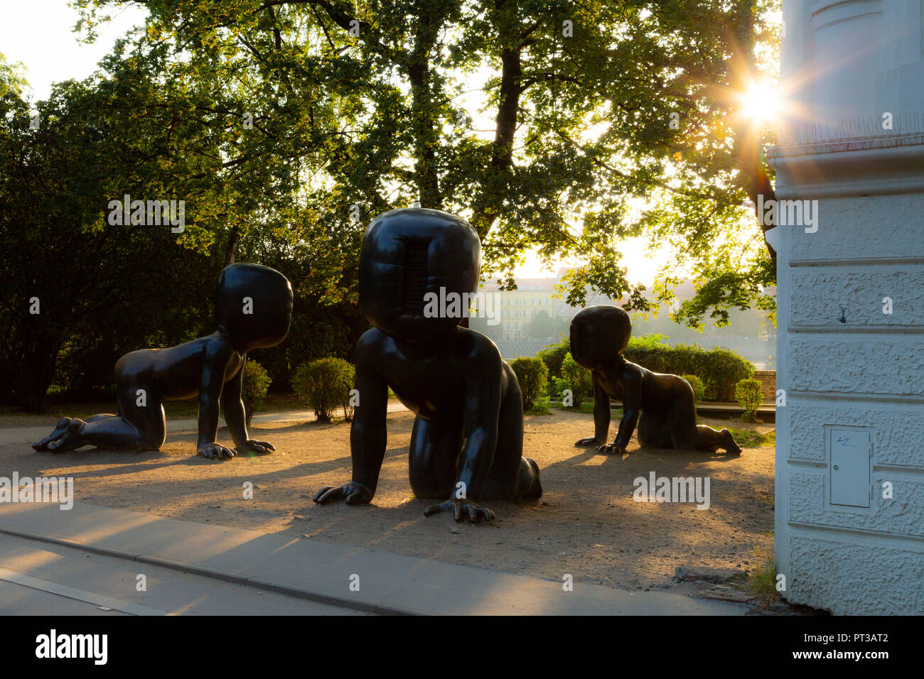 Europa, Tschechien, Prag, David Cerny - das Krabbeln Babys bei Kampa Park Stockfoto