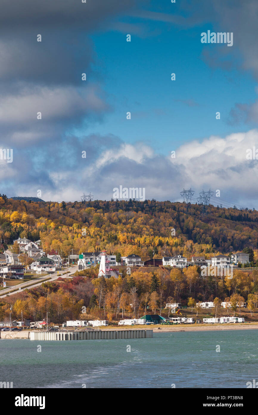 Kanada, Quebec, Capitale-Nationale Region Charlevoix, Saint Simeon, erhöhten Blick auf die Stadt, Herbst Stockfoto