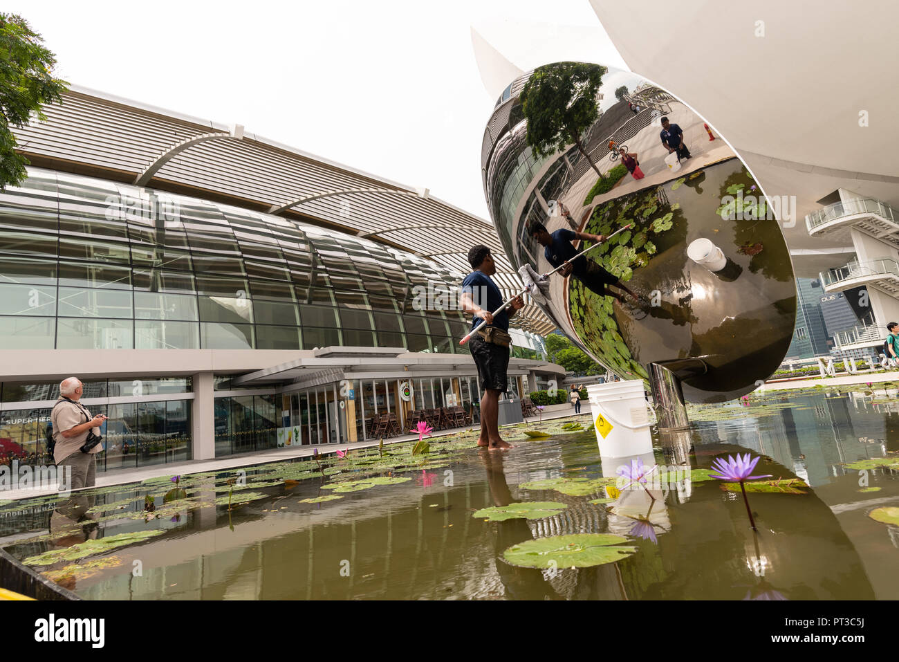 Reinigung der 'Sky Spiegel" von Anish Kapoor im ArtScience Museum, Marina Bay Sands, Singapur Stockfoto