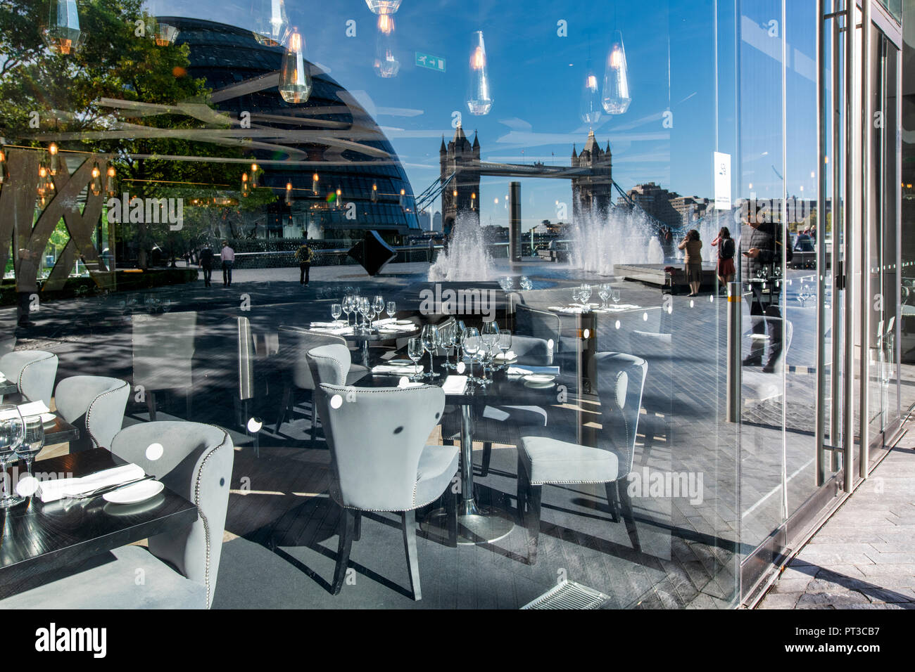 Restaurant Gebäude mit einer Reflexion der Tower Bridge in der Glasfenster. Mehr London Riverside. England Stockfoto