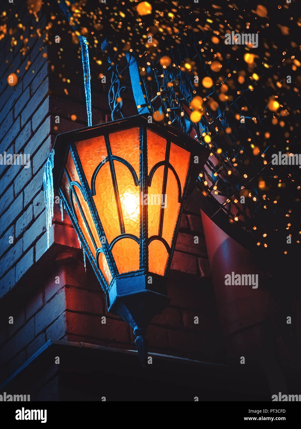 Eine Magische Alte Strassenlaterne Scheint Auf Der Strasse In Der Nacht Viele Helle Lichter Rund Um Vintage Old Street Classic Eisen Laterne Auf Die Hauswand Chr Stockfotografie Alamy