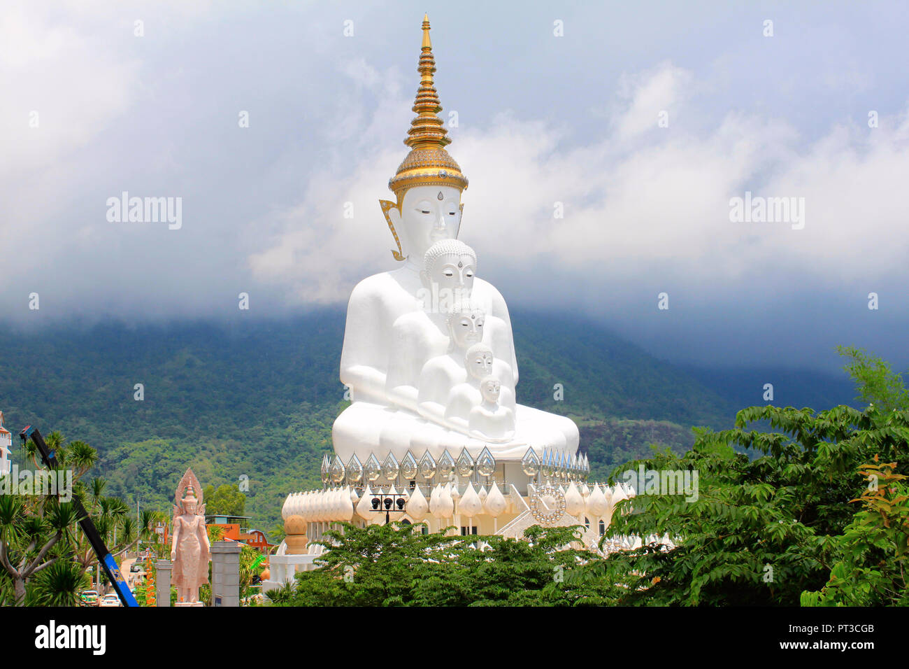 Long Shot von fünf Sitzen weiß Buddhas und der nebelige Hügel hinter der Buddha bei Pha Sorn Kaew, in Khao Kor, Phetchabun, Thailand. Stockfoto