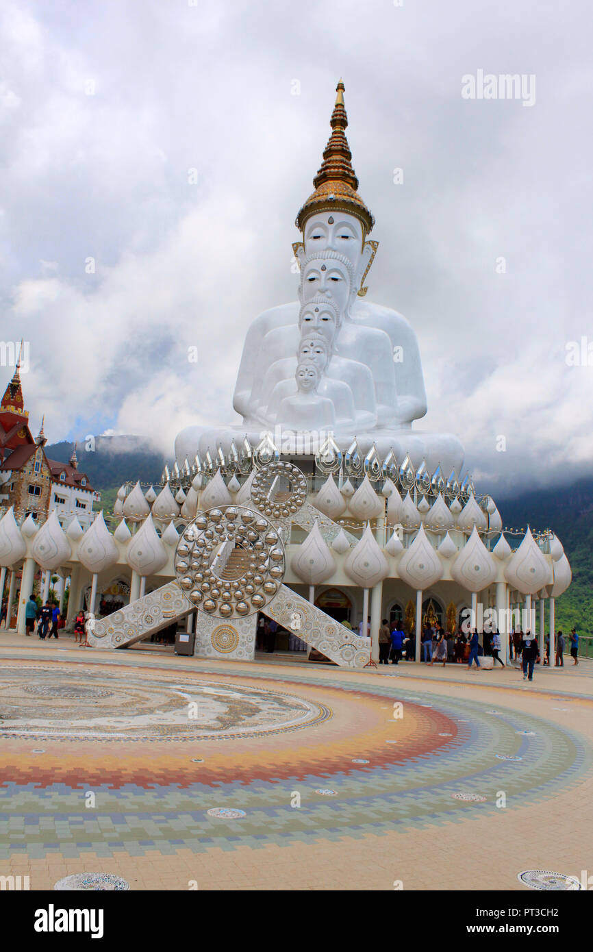 Fünf weißen sitzen Buddhas sind ein Wahrzeichen. Wat Pha Sorn Kaew, in Khao Kor, Phetchabun, Thailand. Stockfoto