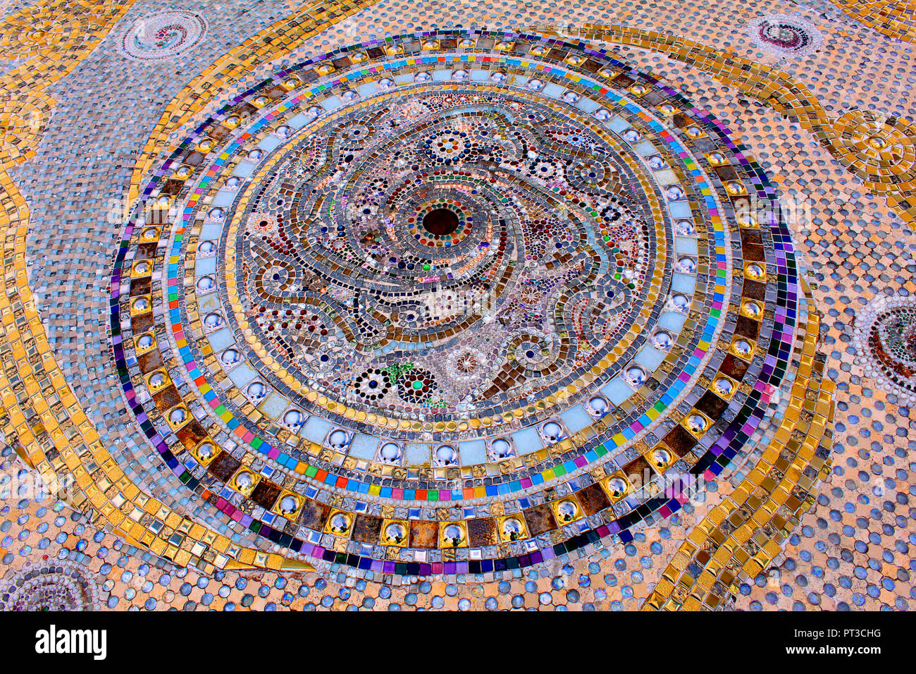 Künstlerische und buntes Mosaik Kreisen auf dem Boden der Wat Pra That, Pha Sorn Kaew, in Khao Kor, Phetchabun, Thailand. Stockfoto