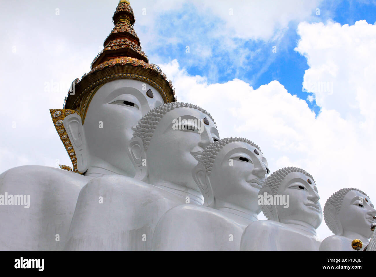 Nahaufnahme von den Leitern der fünf Sitzen weiß Buddhas zu Pha Sorn Kaew, in Khao Kor, Phetchabun, Thailand. Stockfoto