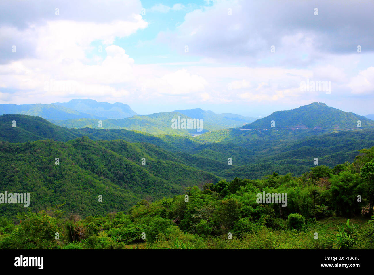 Blick auf die üppigen grünen Berge und Tal mit schwebenden Wolken im Hintergrund einen malerischen Blick von Sorn, Pha Kaew, in Khao Kor, Phetchabun, Thailand. Stockfoto