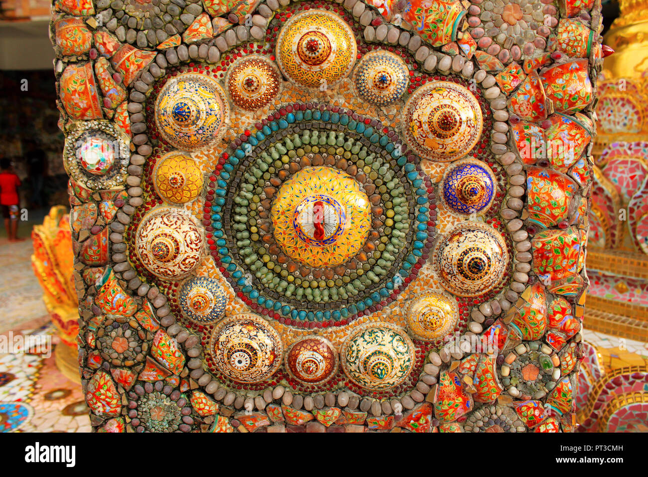 Der Tempel Oberflächen sind mit 5 Millionen Mosaikfliesen, Tonscherben und Stücke von Teekanne und China keine zwei Muster gleichermaßen. Bei Pha Sorn Stockfoto