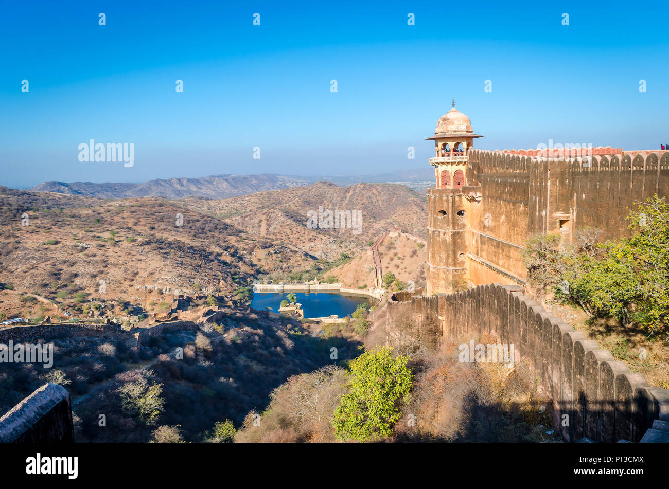 Blick auf den See und die umliegenden Hügel Maota von Jaigarh Fort, Jaipur, Indien Stockfoto