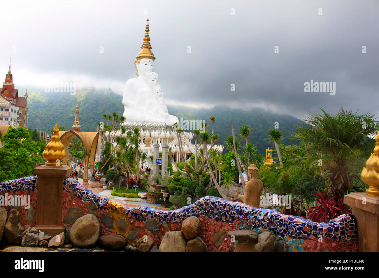Blick über herrliche weiße sitzen Buddhas aus dem Inneren von Pha Sorn Kaew, Khao Kor, Phetchabun, Thailand. Stockfoto