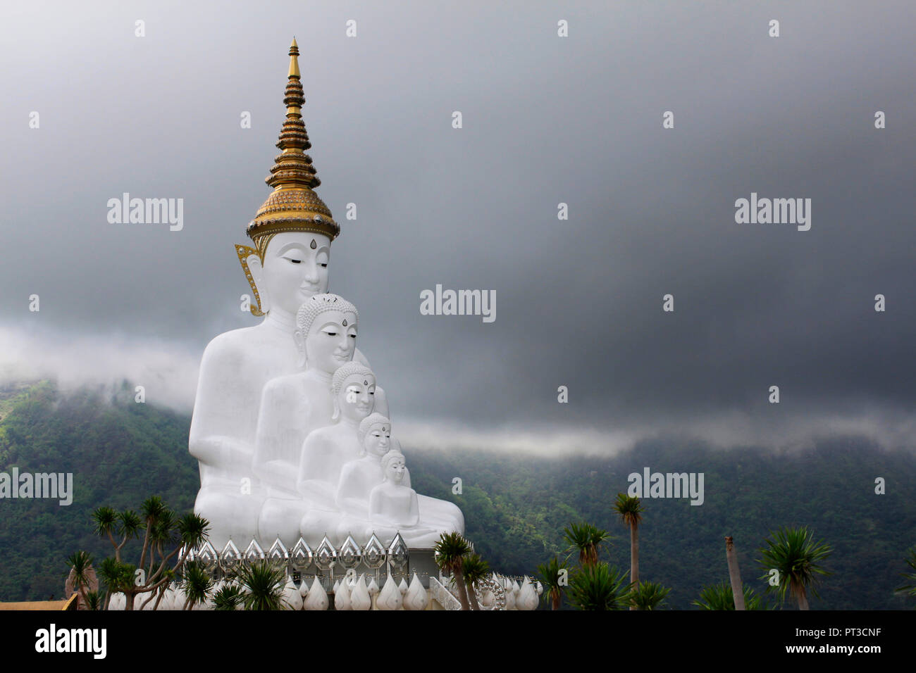 Es stellt fünf traditionellen Buddha, der die Erde besucht. Die Buddhas sind in der Meditation verschachtelt darstellen, mit Blick über das Tal. Jede Stockfoto