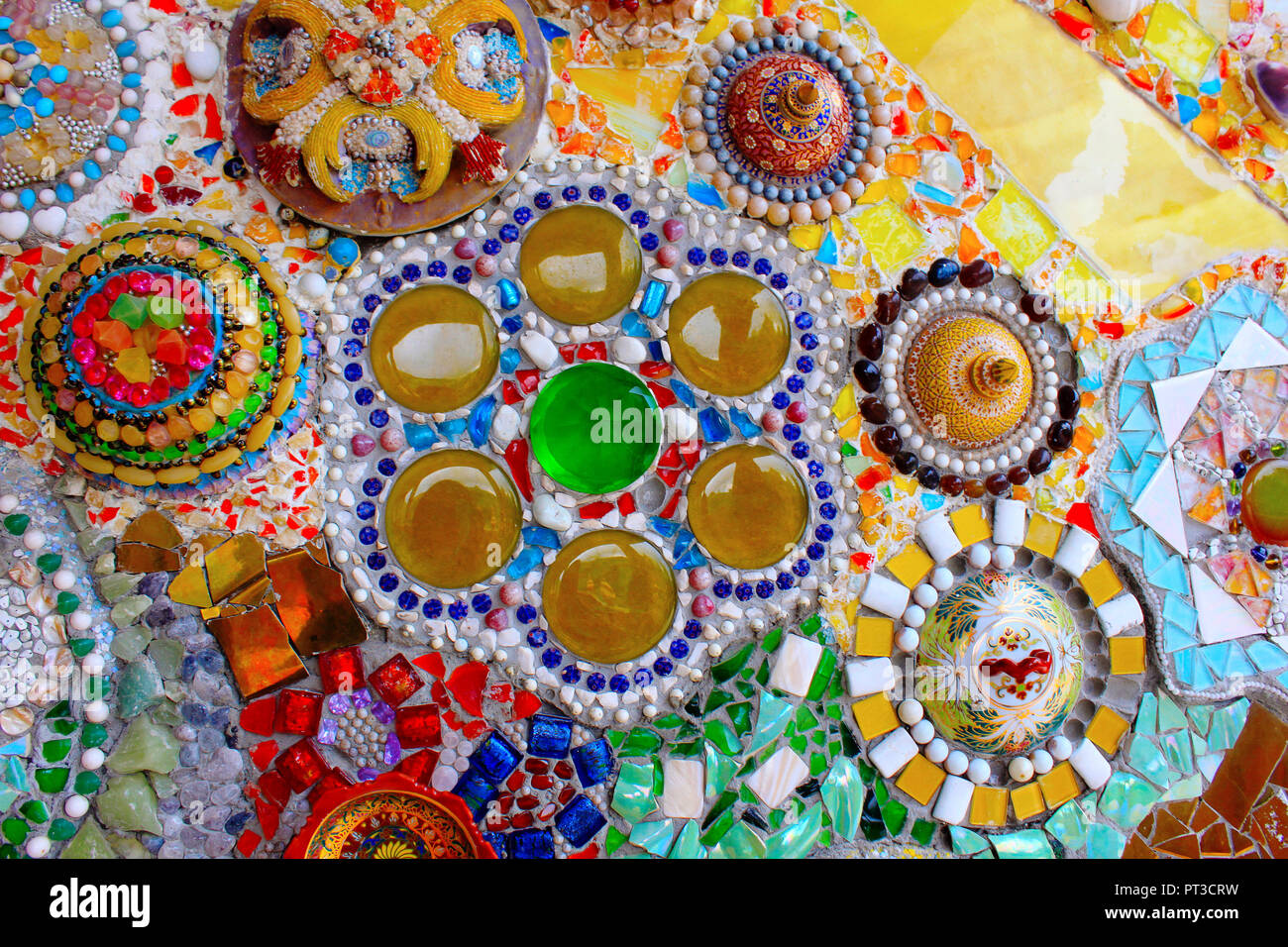 Schönen bunten Mosaik Designs mit Tonscherben und Glas Edelsteine, bei Pha Sorn Kaew, in Khao Kor, Phetchabun, Thailand. Stockfoto