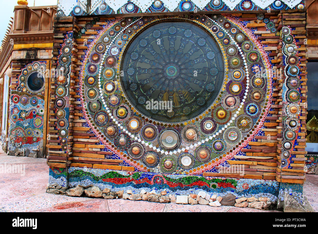 Schönes Mosaik Mandalas auf die Wände der Hauptgebäude im Wat Prathat, Pha Sorn Kaew, in Khao Kor, Phetchabun, Thailand. Stockfoto