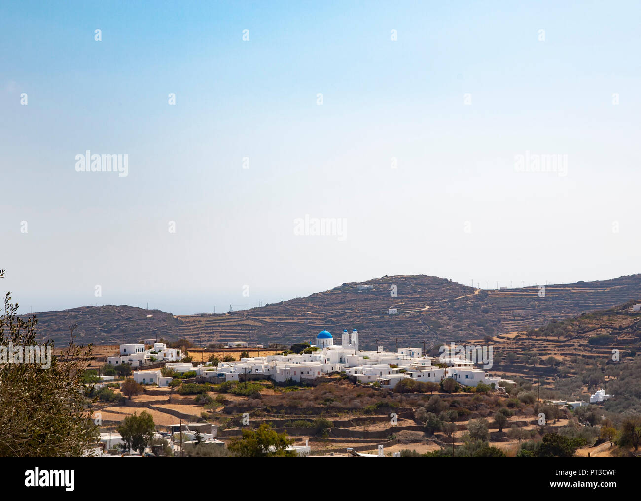 Das Dorf Ano Petali auf der griechischen Insel Milos in den Kykladen ab Apollonia gesehen Stockfoto