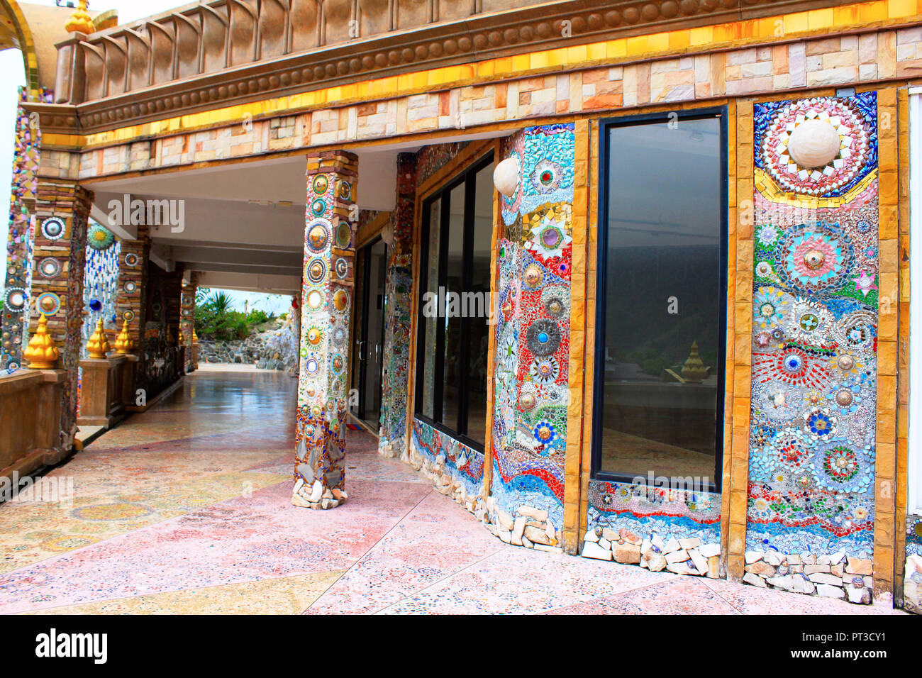 Säulen, Böden, Fassaden, Wände mit bunten Mosaik Design im gesamten Gebäude bei Pha Sorn Kaew, Khao Kor, Phetchabun, Thailand eingerichtet. Stockfoto