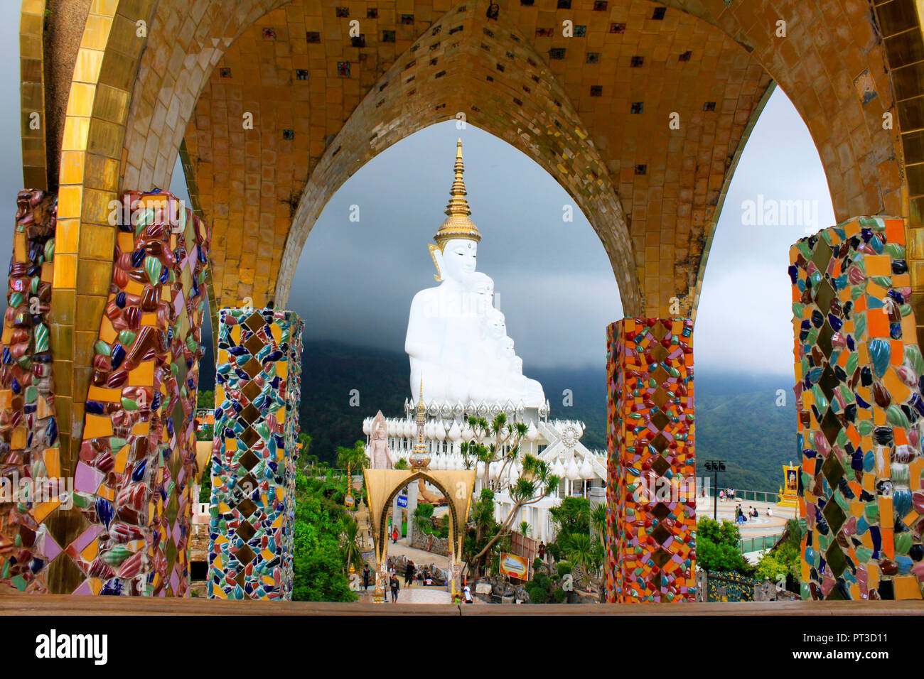 Blick auf fünf weißen sitzen Buddhas durch die mosaic Säulen an Pha Sorn Kaew, Khao Kor, Phetchabun, Thailand eingerahmt. Stockfoto