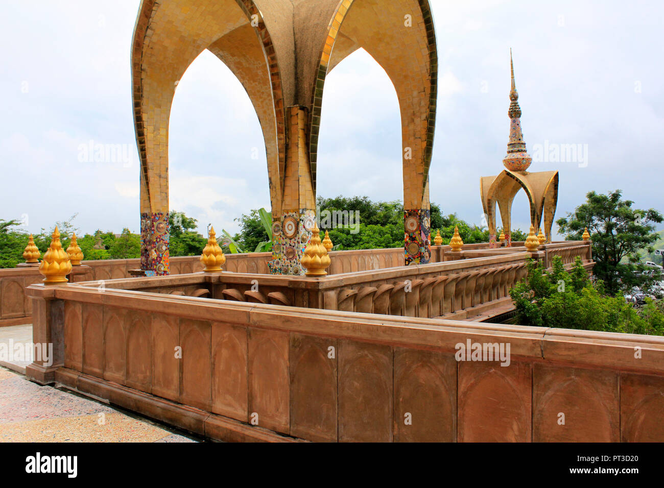 Passage und gewölbte Kuppel einer der Ebenen des Tempels zu Pha Sorn Kaew, Khao Kor, Phetchabun, Thailand. Stockfoto