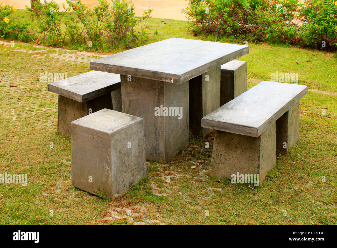 Steinbänke Tisch und Stuhl in einem Garten in Phetchabun, Thailand. Stockfoto