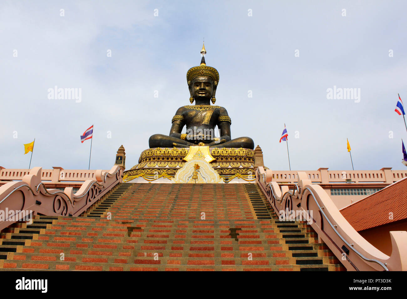 Phra Buddha Maha Dhammraja, das Bild ist aus Bronze gegossen und wiegt 40 Tonnen, Phetchabun, Thailand. Stockfoto