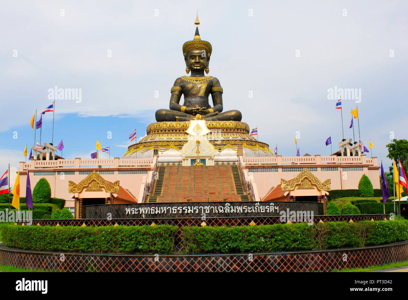 Haupteingang und Schritte für das Idol von Phra Buddha Maha Dhammraja, Phetchabun, Thailand. Stockfoto