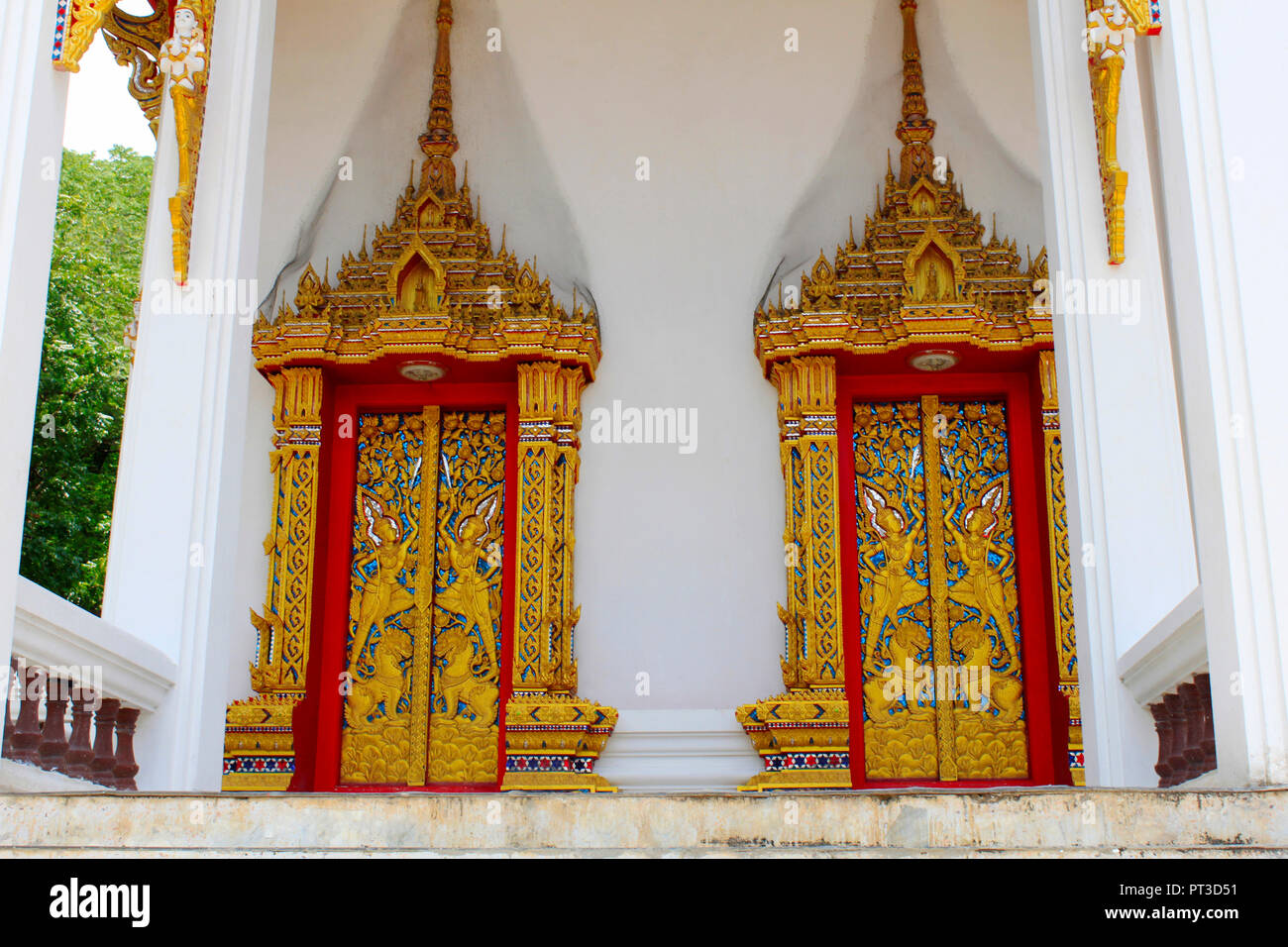 Fenster und Türen des Tempels durch Filigrane Holzschnitzereien in goldener Farbe Darstellung des Buddha Leben durch die Jataka-geschichten vertraut gemacht geschmückt, auf Ban Bung Stockfoto