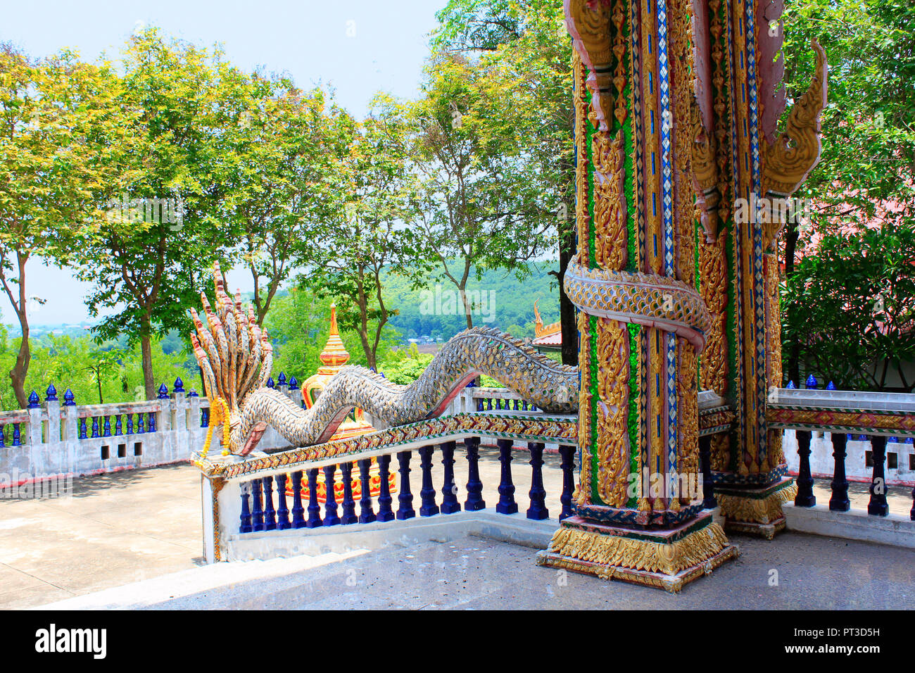 Die Säulen und Dragon Geländer sind farbenfroh und Mosaik Fliesen und kleiner Spiegel. Die verwendeten Farben sind rot, blau, grün und gold in Ban Bung Sam Stockfoto