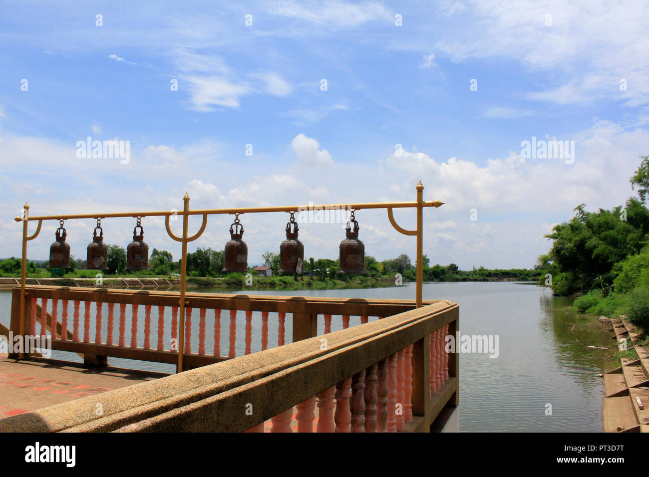 Glocken im Buddhistischen Tempel in Buang Sam Phan Tempel neben einem See, Ban Bung Sam Phan Nok, Phetchabun, Thailand. Stockfoto