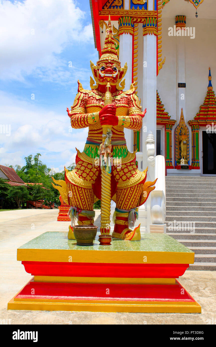 Skulptur von Tür Wache in Rot als Vesavanna, die Hüterin der Norden bewachen den Eingang des Tempels an Buang Sam Phan, Phetchabun, Thailand bekannt. Stockfoto