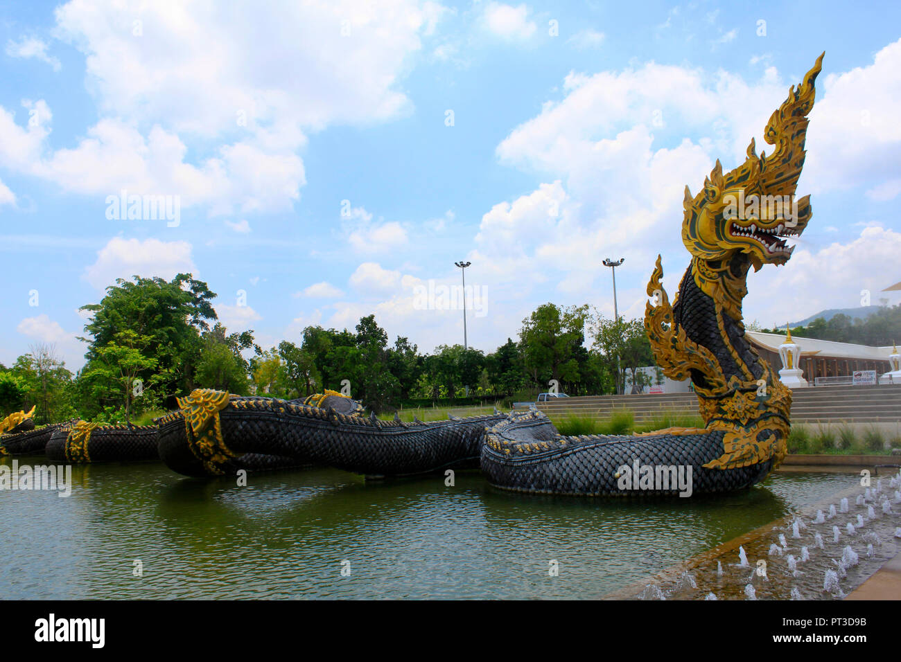 Lange mighty dragon Skulptur ist ein Guard sowie ein Brunnen in der Nähe der Eingang des buddhistischen Tempel in Ban Nong Chaeng, Phetchabun, Thailand platziert Stockfoto