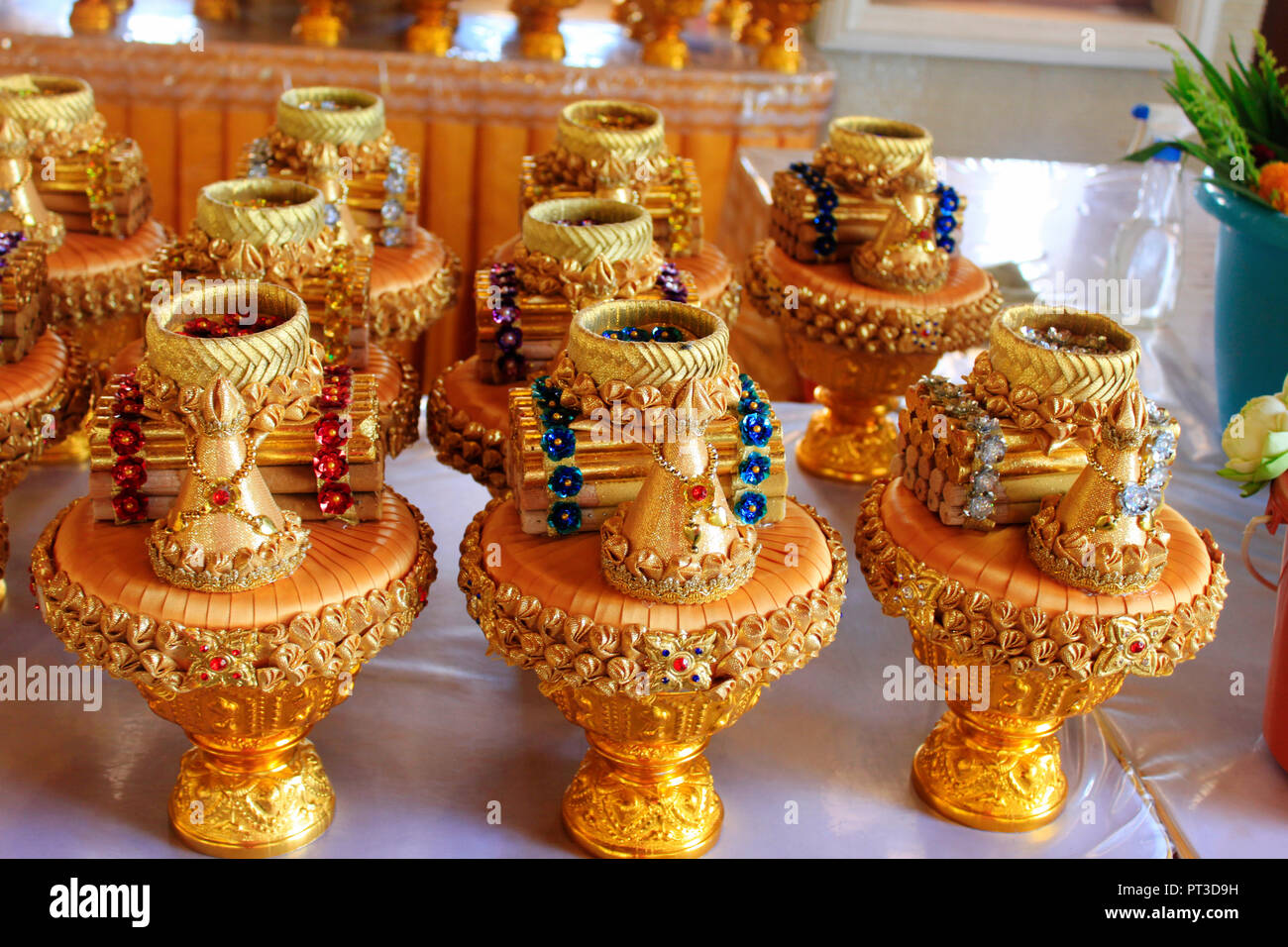Golden mit Töpfen innerhalb der buddhistischen Tempel in Ban Nong Chaeng, Phetchabun, Thailand. Stockfoto