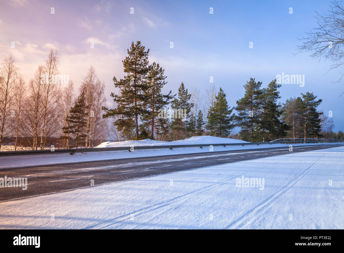 Leere ländlichen Asphaltstraße Perspektive, Winterlandschaft, Finnland Stockfoto