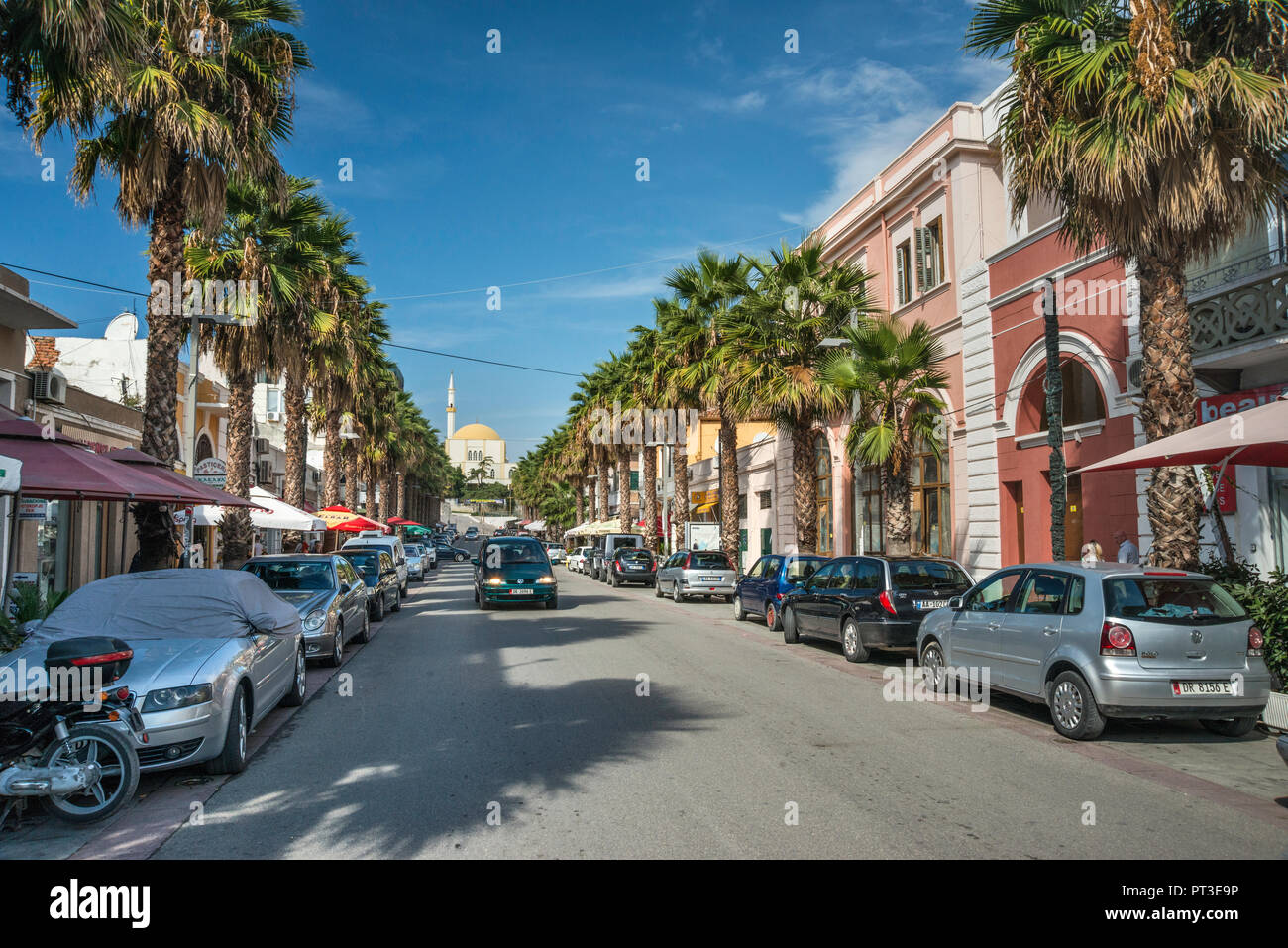 Neue Moschee in Abstand, bei Bulevardi Epidamn aka rruga Tregtare, Straße in Durres, Albanien Stockfoto