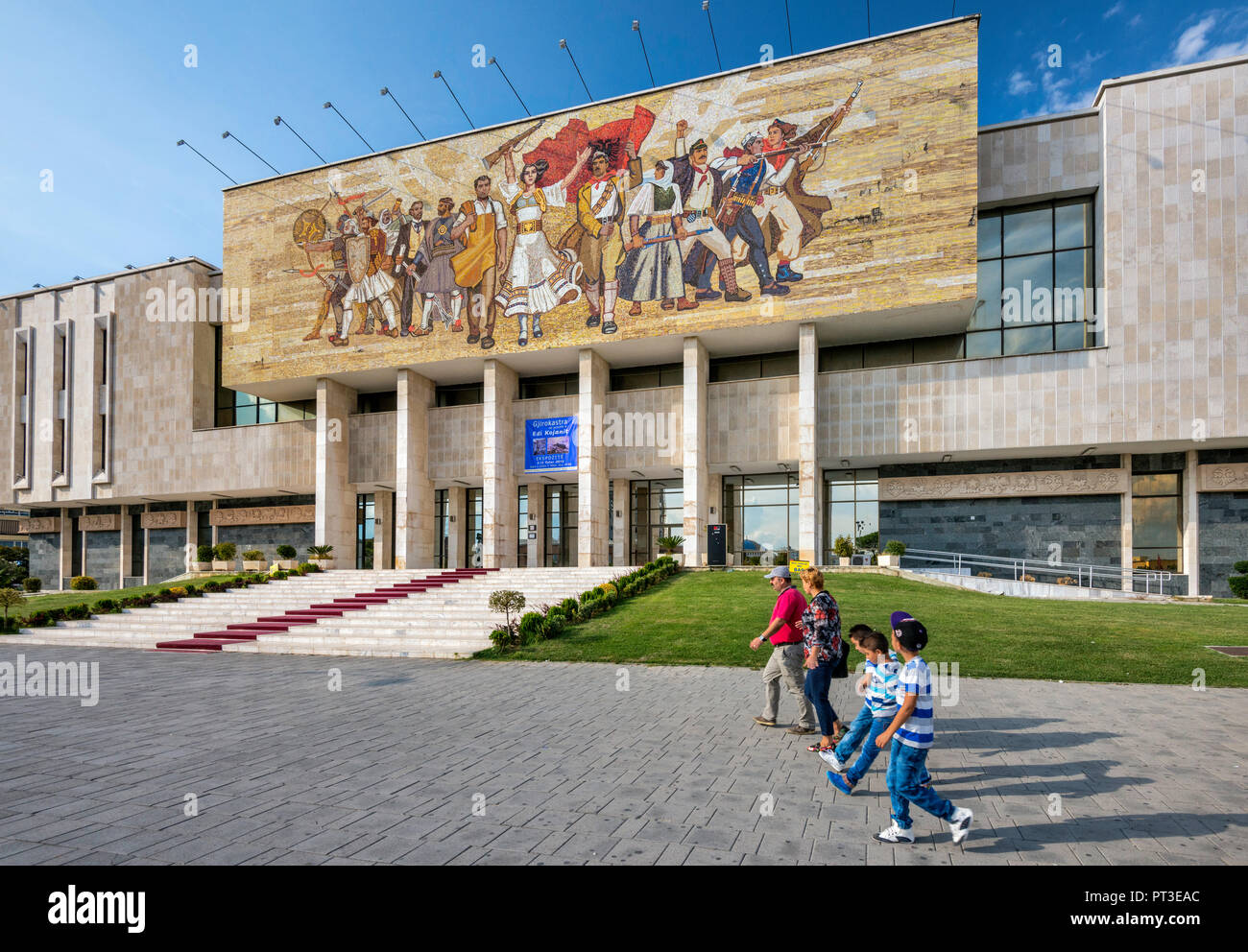 Kommunistischen Ära Mosaik an Nationale Historische Museum, Passanten, Skanderbeg Platz in Tirana, Albanien Stockfoto