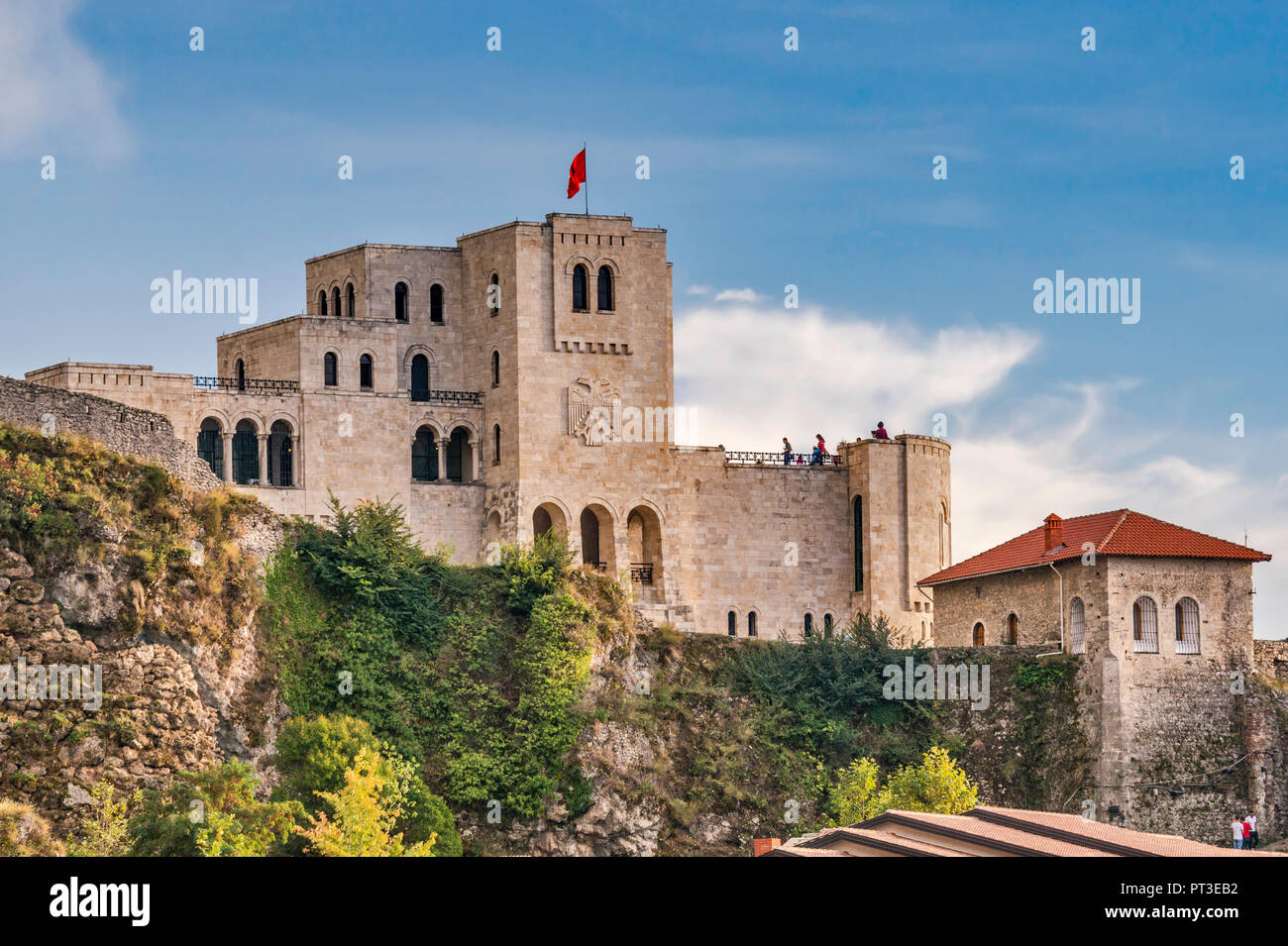 Historisches Museum (Skanderbeg Museum), Blick vom Panorama Hotel in Kruja, Albanien Stockfoto