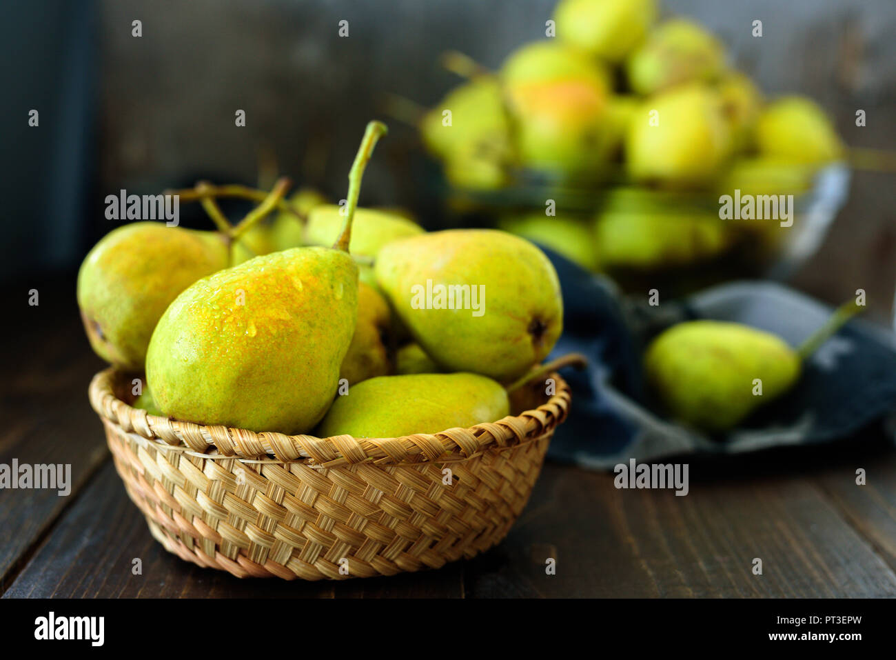 Frisch garten Birnen im Warenkorb auf dunklen Holztisch Stockfoto
