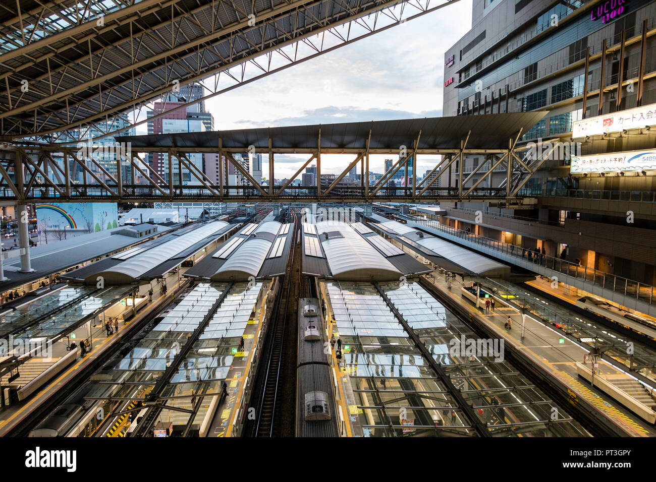 Osaka Station Stadt. Hohen winkel Blick über die Plattformen und Titel mit Zügen an Plattformen wartet. Am frühen Abend, Plattformen beleuchtet. Stockfoto